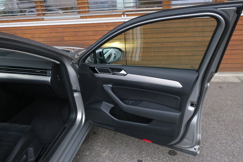 Volkswagen Passat (2017) 2.0TDI 140kW 4MOT DSG Highline - fotka 37 z 49