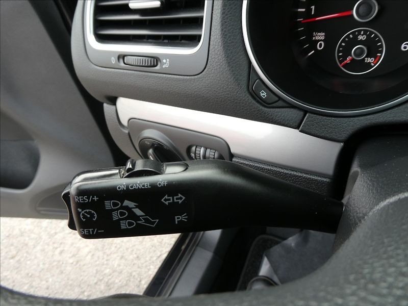 Volkswagen Golf 1,6 TDi 77kW serviska, závěs - fotka 32 z 43