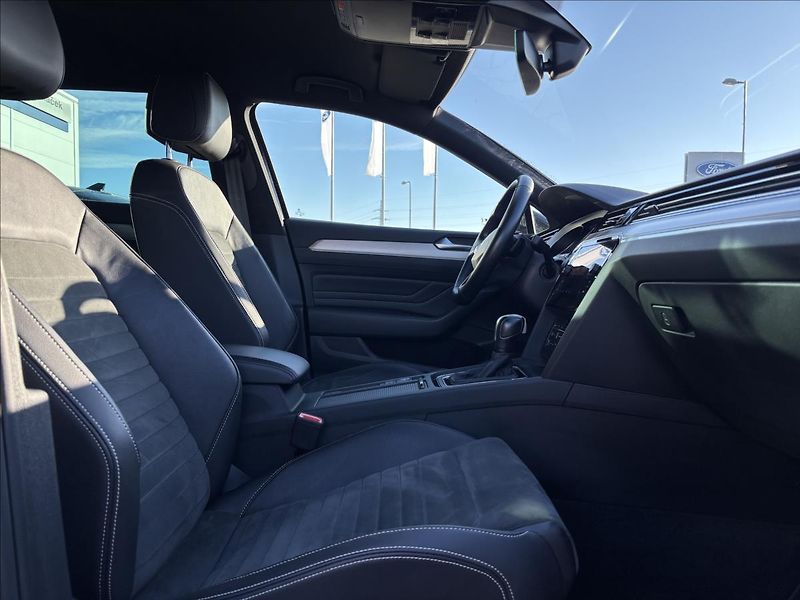 Volkswagen Passat 2,0 TDI 147kW Elegance DSG - fotka 21 z 46