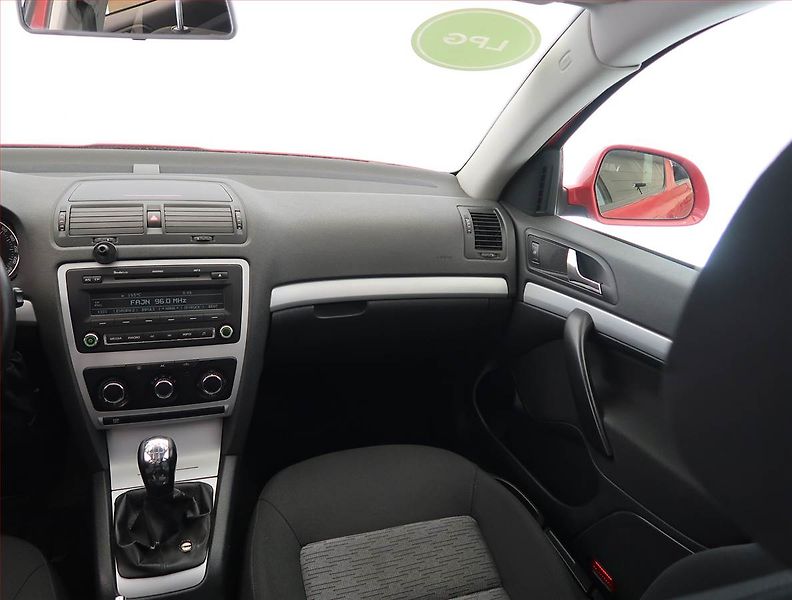 Škoda Octavia (2008) Ambiente Plus 1.6, LPG - fotka 8 z 18