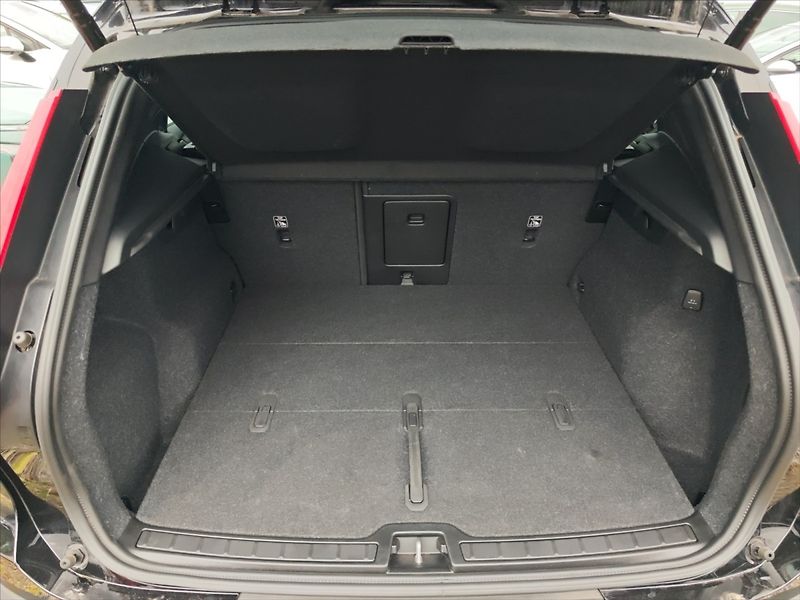 Volvo XC40 2,0 B4 Plus Black Edition AT - fotka 11 z 11