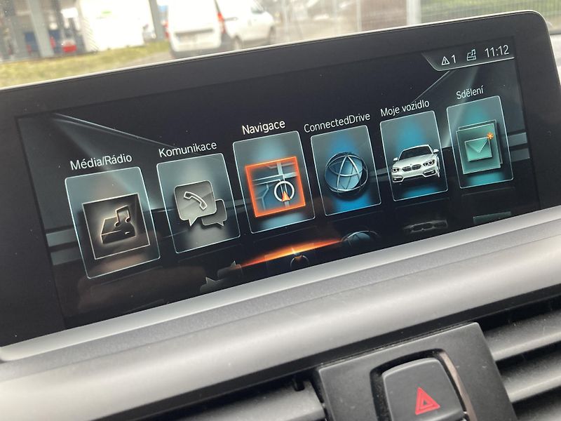 BMW Řada 1 (2016) 118d xDrive, M paket, serviska - fotka 23 z 35
