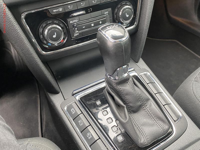 Škoda Superb (2015) 2.0 TDi, Ambition, DSG, navi - fotka 16 z 19