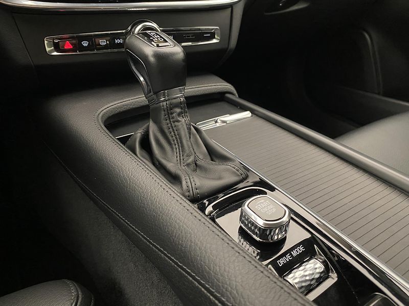 Volvo S90 D4 MOMENTUM AUT  - fotka 26 z 43