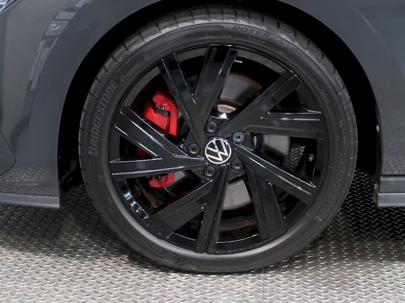 Volkswagen Golf (2024) GTI 2.0TSI 180KW DSG - fotka 12 z 36