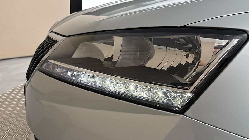 Škoda Fabia 1.0 TSI Ambition Combi - fotka 18 z 23