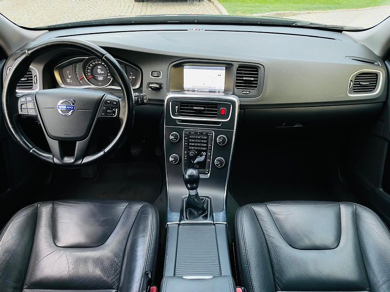 Volvo V60 2.0D3 5VÁLEC SERVISKA TAŽNÉ - fotka 24 z 45