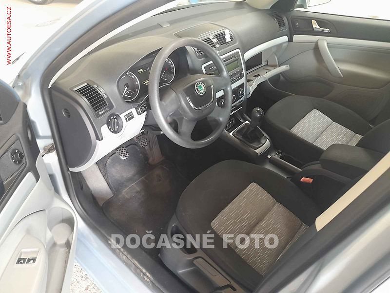 Škoda Octavia (2010) 1.6, AC, výhřev sed - fotka 3 z 3