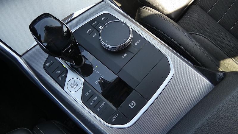 BMW Řada 3 318d Touring - fotka 16 z 22