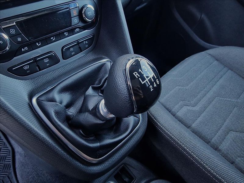 Ford Tourneo Connect 1.5TDCi 88kW L2, Titanium, ČR - fotka 33 z 50