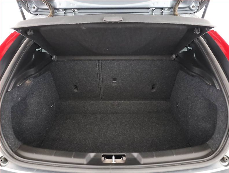 Volvo V40 (2017) 2.0 D2, Serv.kniha, Navi - fotka 15 z 16