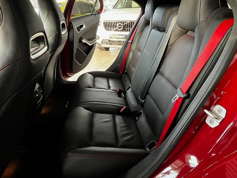 Mercedes-Benz Třídy A 45 AMG 4Matic - fotka 18 z 29