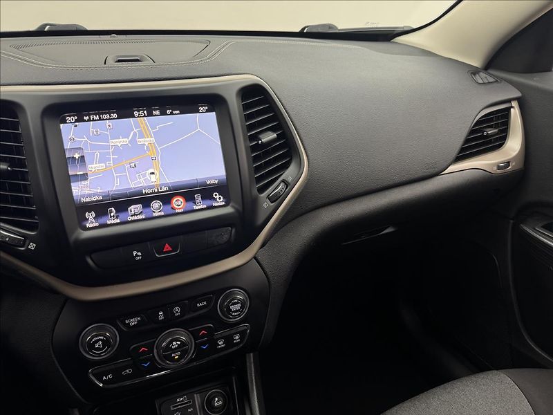 Jeep Cherokee 2,0 103kW 4X4 AC NAVI SENZORY - fotka 13 z 41