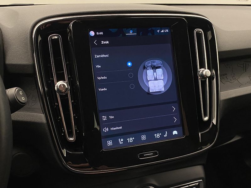 Volvo XC40 PURE ELECTRIC RECHARGE PLUS - fotka 47 z 50