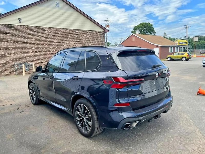 BMW X5 (2024) Auto na cestě - fotka 2 z 15