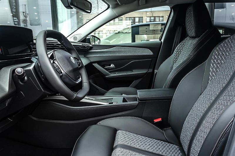 Peugeot 308 1,5 SW ALLURE BlueHDi 130 S&S - fotka 10 z 14