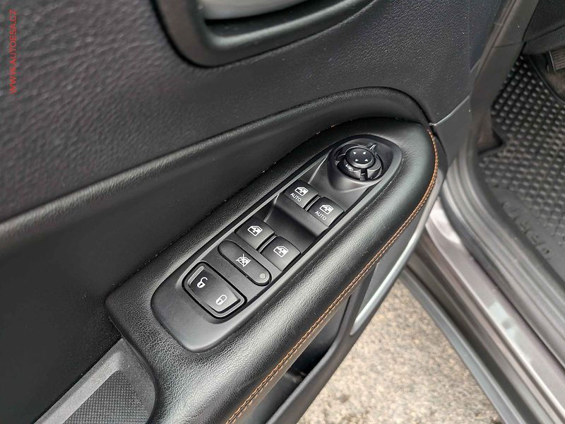 Jeep Compass (2021) 1.3 T, 2.maj,ČR, ACC, xenon - fotka 11 z 18