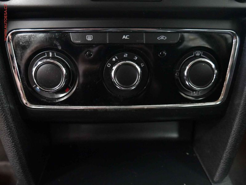 Škoda Superb (2011) 2.0 TDi, AC, STK4/28 - fotka 13 z 15