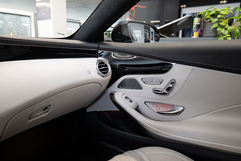 Mercedes-Benz Třídy S 4MATIC coupé - fotka 17 z 24