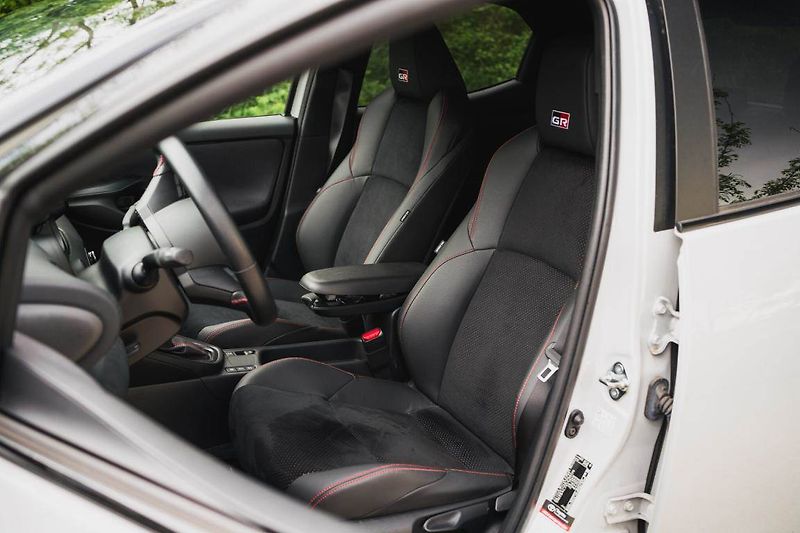 Toyota Yaris (2023) 1.5 VVT-i Hybrid - fotka 17 z 32