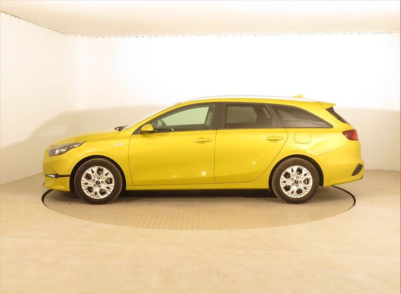 Kia Ceed (2022) Silver 1.5 T-GDI MHEV - fotka 3 z 16