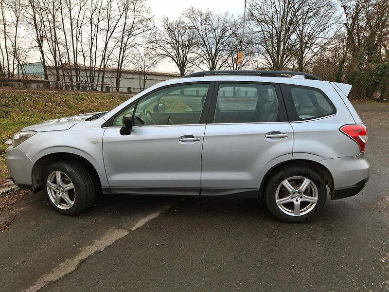 Subaru Forester 2.0 benzin  Rezervace - fotka 13 z 43