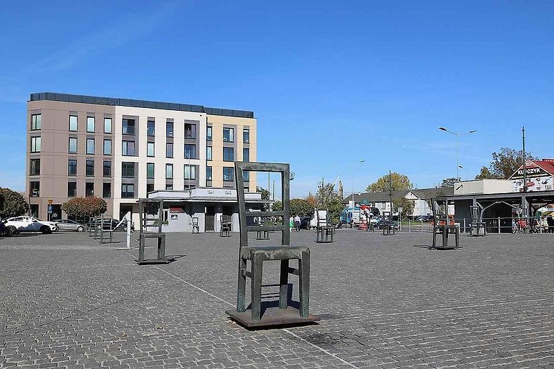 Židle symbolizují majetek, který museli Židé zanechat při opuštění svých domovů, a prázdná místa, která po nich zůstala.