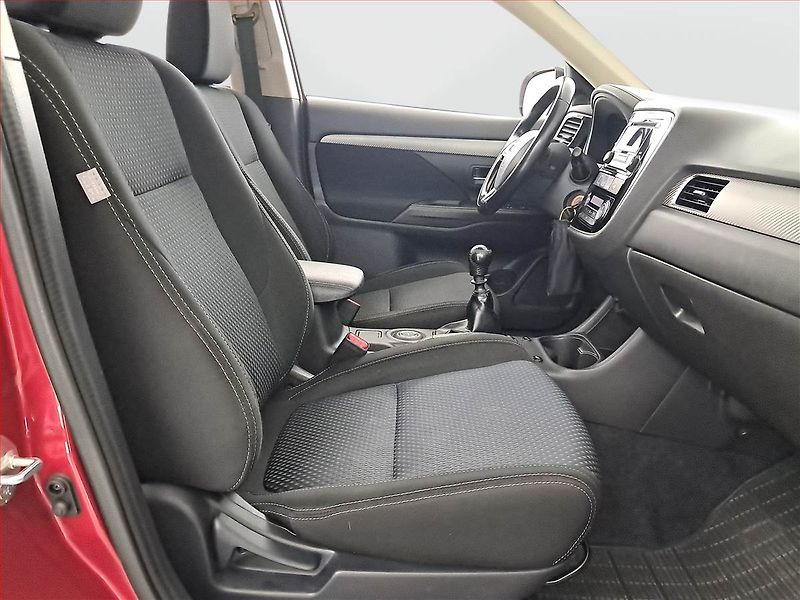 Mitsubishi Outlander (2016) 2.2 DI-D, 4X4, ČR,1.maj - fotka 9 z 14