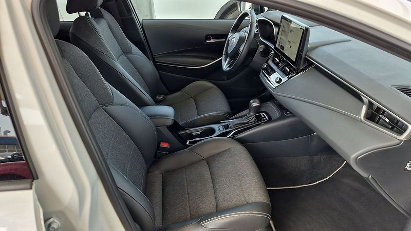 Toyota Corolla 1.8 HEV e-CVT Style - fotka 11 z 26