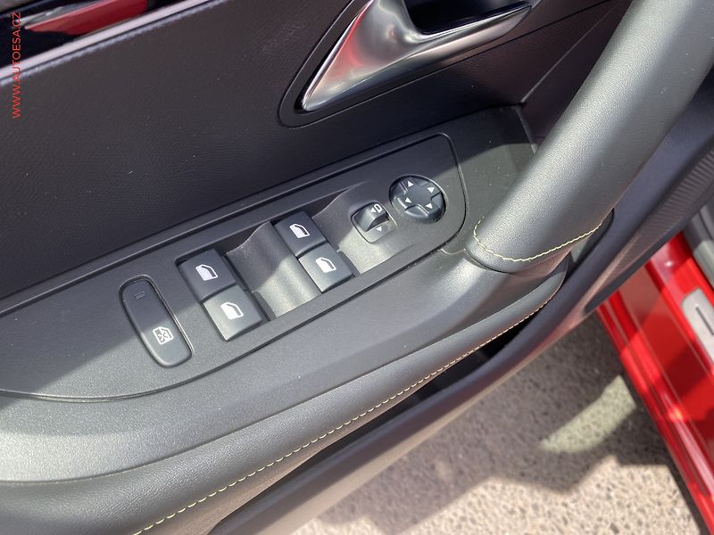 Peugeot 2008 (2021) 1.2 PT, GT, navi, kamera - fotka 12 z 18