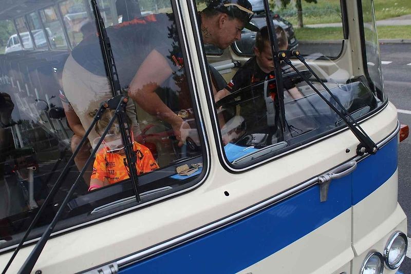 Dva dny si mohli zájemci prohlížet historický autobus Karosa ŠL11 z roku 1979, který na stanovišti před přesunutým kostelem Nanebevzetí Panny Marie v Mostě vystavoval Dopravní podnik měst Mostu a Litvínova.