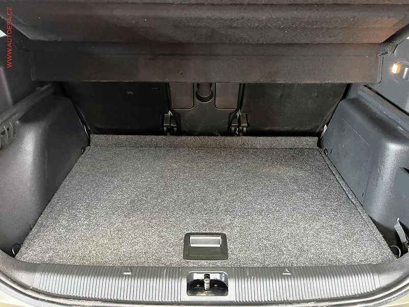 Peugeot 5008 (2010) 1.6i, 1.maj, AAC, tempo - fotka 7 z 16