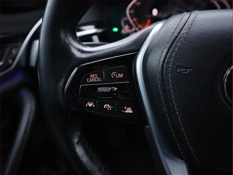 BMW Řada 5 (2019) Luxury Line 530d xDrive - fotka 18 z 24