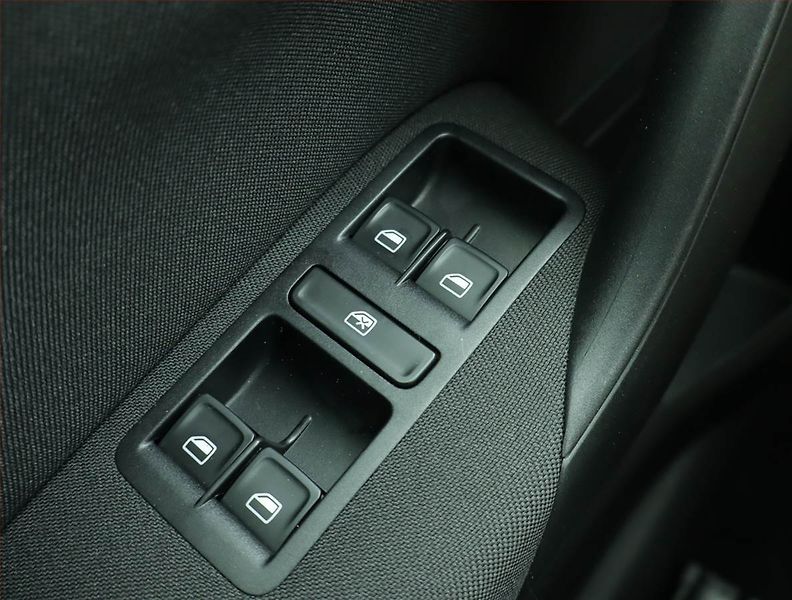 Volkswagen Polo (2014) Highline 1.2 TSI, Serv.kniha - fotka 15 z 15