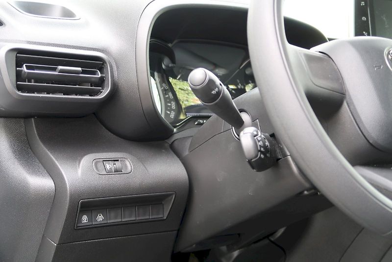Toyota ProAce City Verso (2022) Business Shuttle 1,2 T Long /8 - fotka 13 z 32