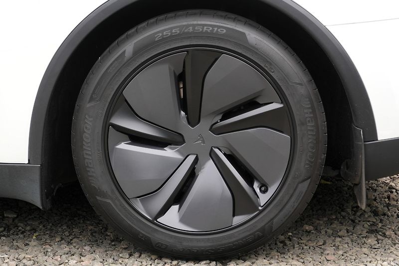 Tesla Model Y Long Range AWD, ČR, Tažné - fotka 5 z 39