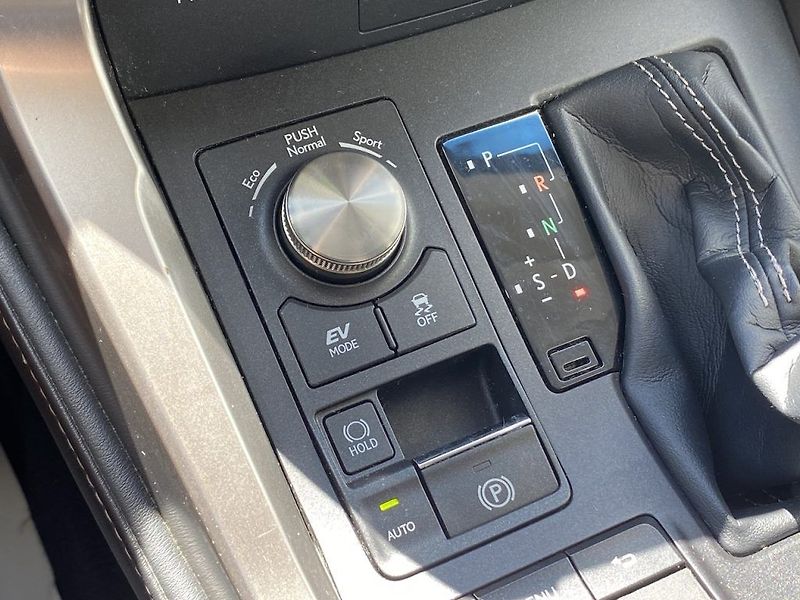 Lexus NX 300h 2.5HSD, ČR-2m, Limited, 4x4 - fotka 26 z 31