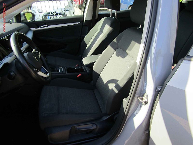 Volkswagen Golf (2021) 1.0TSi, 1.maj, LED, navi - fotka 9 z 17