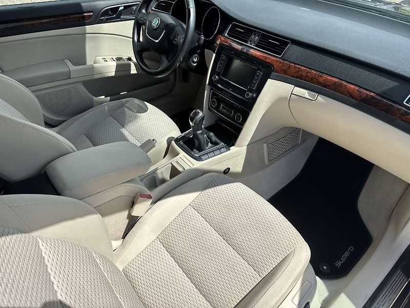 Škoda Superb (2009) 2.0 TDI Ambition - fotka 9 z 28
