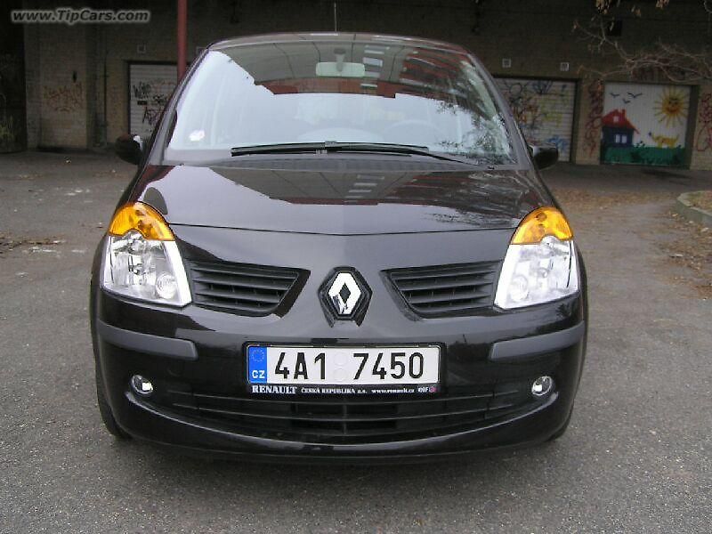 I přes vyšší stavbu karoserie je vůz překvapivě stabilní v zatáčkách, když se minimálně naklání.