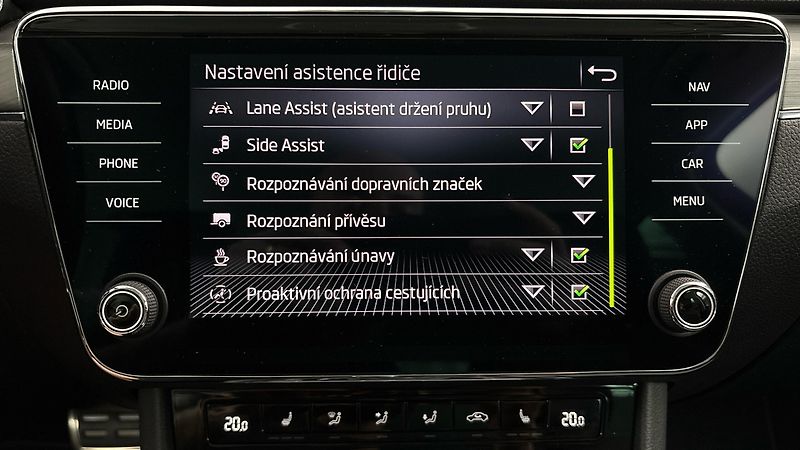 Škoda Superb 2.0 TDI DSG 4x4 Scout Combi - fotka 29 z 33