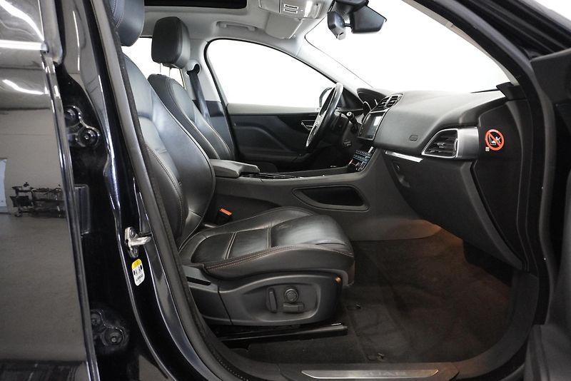 Jaguar F-Pace 3.0D 221 kW 4x4 AUTOMAT 8st. - fotka 31 z 36