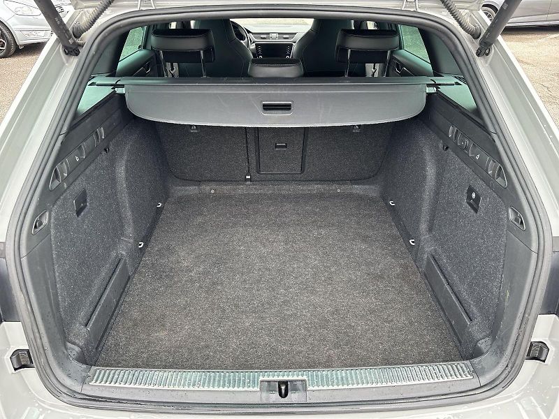 Škoda Superb (2023) Combi 2.0 TDI DSG Sportline - fotka 32 z 33