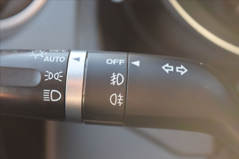 Mazda 5 2,0 DiSi 110KW  ALU VÝHŘEV SED - fotka 31 z 46