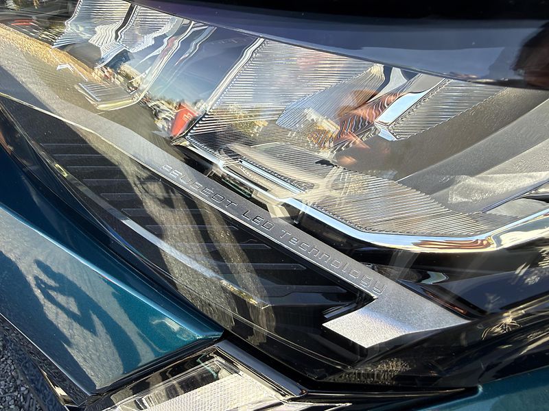 Peugeot 408 (2024) ALLURE PureTech 130k EAT8 - fotka 10 z 42