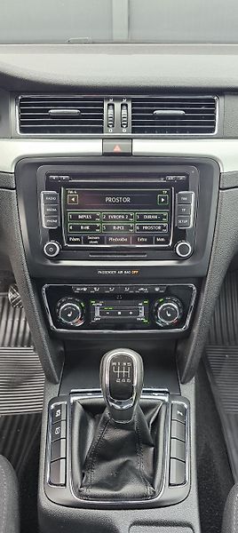 Škoda Superb 2.0 TDI 103kW,SENZORY,SERVISKA - fotka 26 z 53