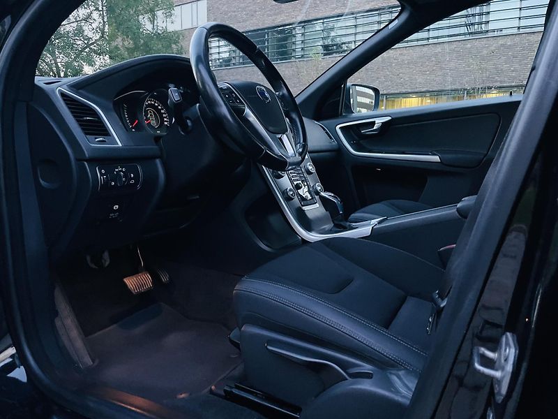 Volvo XC60 2.0D 5VÁLEC AUT TAŽNÉ VÝHŘEV - fotka 28 z 43