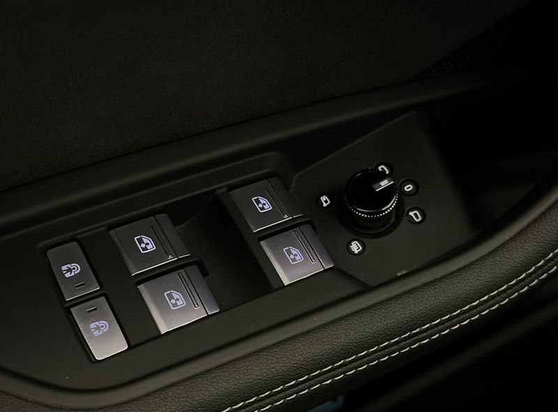 Audi Q8 e-tron 55 Q 360kam Vzduch Tažné Pano  - fotka 16 z 37
