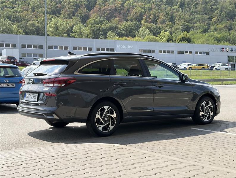 Hyundai i30 1,0 T-GDI DCT  WG FL Style - fotka 3 z 25