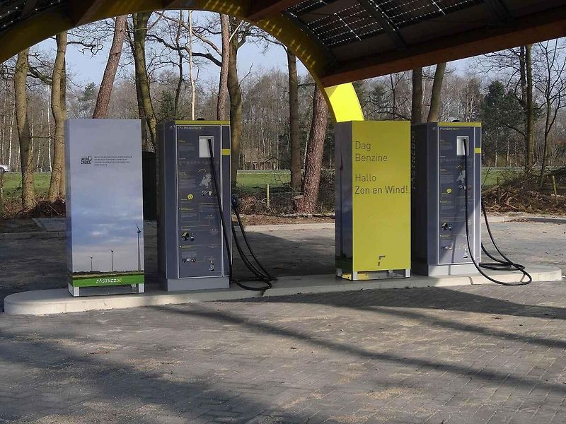Nizozemsko dlouhodobě podporuje přechod firemních flotil na elektromobily. Nová daňová pravidla od roku 2027 mají zaměstnavatelům výrazně prodražit benzinové, naftové a hybridní služební vozy využívané i soukromě.